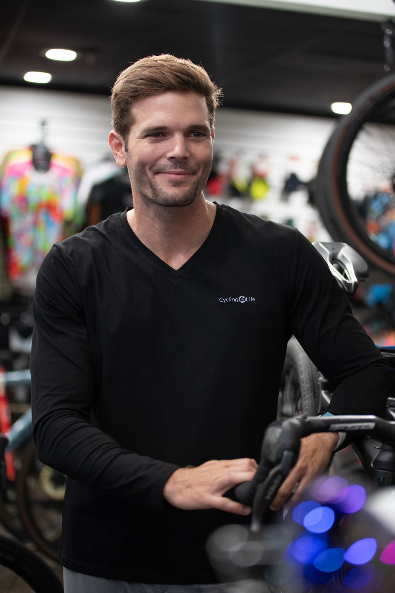 Camiseta de manga larga con cuello en V para hombre en color negro