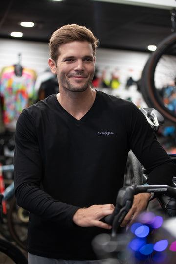 Camiseta de manga larga con cuello en V para hombre en color negro