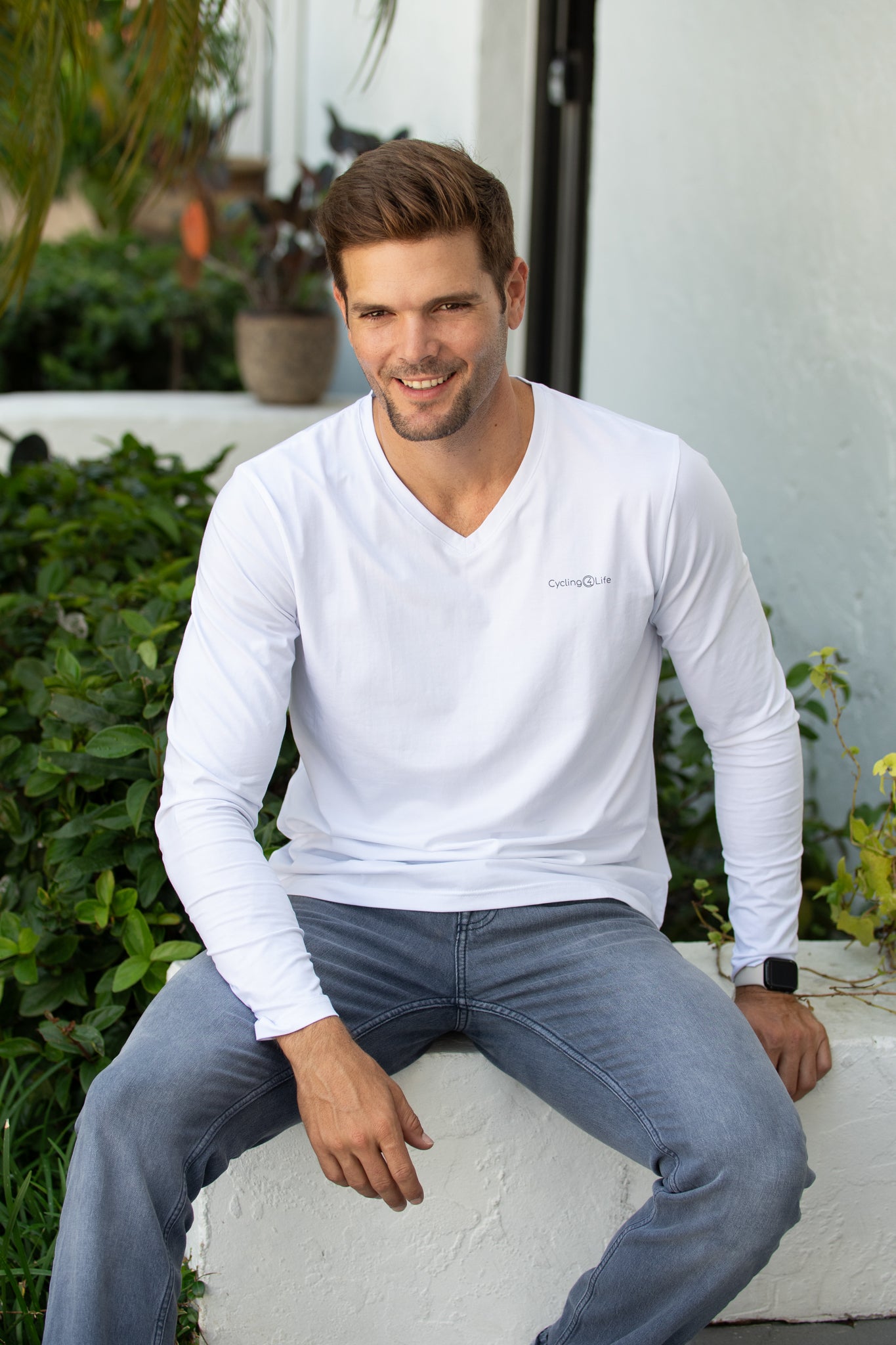 Camiseta de manga larga con cuello en V para hombre en color blanco